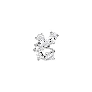 Elegante earcuff in argento a doppio strato con quattro zirconi taglio a pera brillanti.