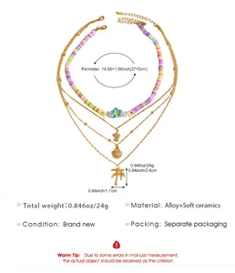 Dettaglio di collana multistrato stile oceano con ciondoli a stella marina e conchiglia