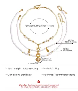 Dettaglio della collana dorata multistrato stile marino con stelle marine e perle