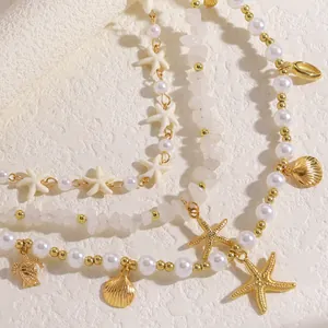 Vista macro della collana oceanica a due strati con perle, stelle marine e ciondoli a conchiglia