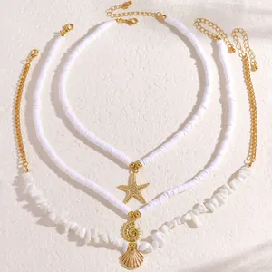 Dettaglio della collana a strati con ciondoli a stella marina, conchiglie e perline bianche