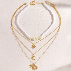 Dettaglio della collana a strati oceano con stella marina, conchiglia e perle heishi