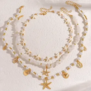 Dettaglio della collana a tema marino con perle e ciondoli a forma di stella marina