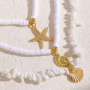 Dettaglio collana a strati stile oceano con perline bianche Heishi e ciondoli a conchiglia