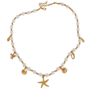 Dettaglio della collana oceano a strati con stella marina, tartaruga e perle dorate