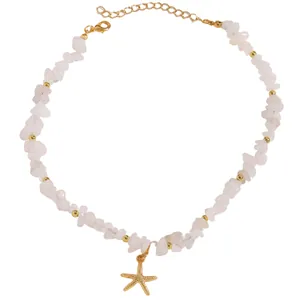 Dettaglio della collana con pietre di cristallo naturale e ciondolo a stella marina