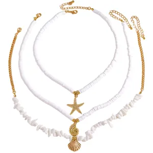 Dettaglio della collana bohémien a strati con perle heishi bianche e ciondoli mare