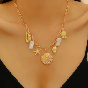 Collier double rang doré avec pendentifs étoile de mer, coquillage et perles blanches