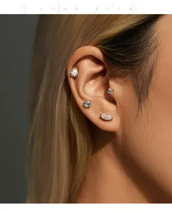Nahaufnahme von mehreren Moissanit-Ohrsteckern aus S925 Sterlingsilber am Ohr des Modells