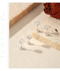 Nahaufnahme von S925 Sterling Silber Ohrringen mit funkelnden Moissanit Steinen