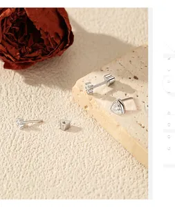 Makrodetail der S925 Silber Moissanit Ohrstecker mit sicherem Schraubverschluss
