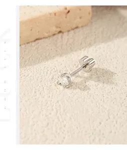 Nahaufnahme von Moissanit-Ohrstecker aus S925-Silber mit herzförmigem Schraubverschluss