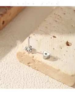 Detailansicht eines S925 Sterlingsilber-Ohrrings mit herzförmigem Schraubverschluss