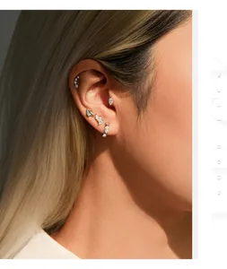 Detailansicht der glänzenden S925 Sterlingsilber Moissanit Ohrstecker am Ohr des Models
