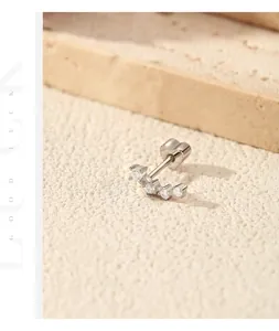 Detailansicht des S925 Sterling Silber Ohrsteckers mit funkelnden Moissaniten.