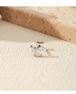 Detailansicht eines Moissanit-Ohrsteckers mit Herz-Schraubverschluss aus Sterling Silber