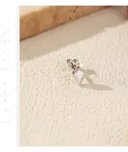 Nahaufnahme des S925 Sterling Silber Moissanit Drachenform Ohrsteckers mit Herz