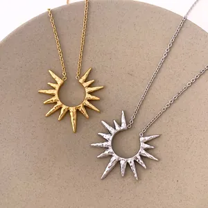 Vintage Martellato Textur Cavo Sole Ciondolo Collana per Donna Minimalista Acciaio Inossidabile Oro Argento PVD Placcato Sunburst Medaglione Catena Gioielli Regalo