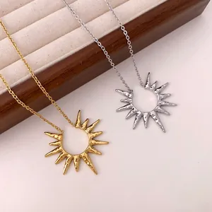 Collana con ciondolo a raggiera cava in acciaio inossidabile con finitura martellata