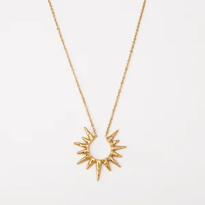 Collana minimalista in acciaio inossidabile con pendente a sole dorato testurizzato