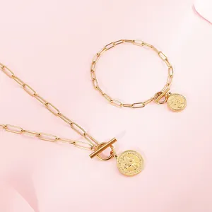 Luxus-Halskette und Armband aus goldfarbenem Titanstahl mit Königin-Münzanhänger