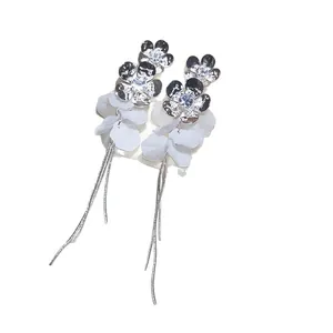 Elegante silberne Blumenohrstecker mit langen kaskadierenden Quasten für Abendveranstaltungen