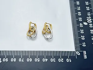 Detailed size reference of two-tone stainless steel U-shaped interlocking hoop earrings.
