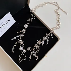 Detailansicht einer silbernen Taillenkette mit Strasssternen und Perlen in Box
