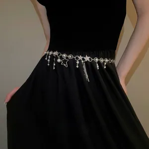 Silberne Taillenkette mit eleganten Sternanhängern und Perlen für Kleiderstyling