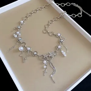 Detailaufnahme einer Taillenkette mit Perlen, Strasssternen und feinen Fransen