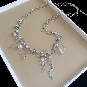 Detailansicht der silbernen Stern- und Perlen-Tailienkette mit eleganten Strass-Quasten