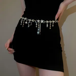 Elegante goldene Taillenkette mit Perlen und Sternquasten über einem schwarzen Minikleid