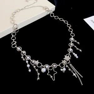 Nahaufnahme der silbernen Taillenkette mit Perlen, Strass und Sternenanhängern.