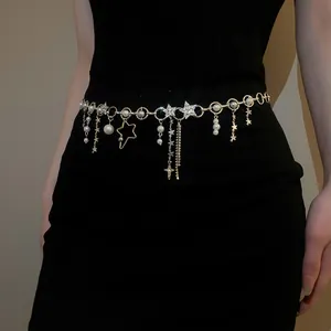 Nahaufnahme einer eleganten Stern- und Perlen-Quasten-Taillenkette auf schwarzem Kleid