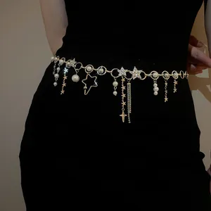 Elegante goldene Taillenkette mit Sternen und Perlen auf einem schwarzen Kleid.