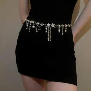 Detailansicht einer eleganten goldfarbenen Taillenkette mit Perlen, Sternen und Strass-Fransen.