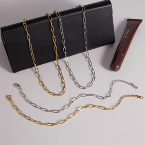 Détail de colliers et bracelets en chaîne trombone en acier inoxydable or et argent