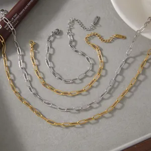 Détail macro de bracelets en chaîne trombone en acier inoxydable doré et argenté
