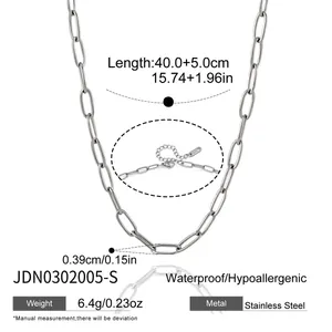 Vue détaillée du collier en maille trombone en acier inoxydable argenté pour femmes