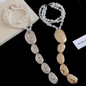 Collier de perles multi-rangs avec pendentifs ovales en métal martelé en or et argent