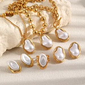 Vue détaillée d'un ensemble de bijoux plaqués or 18 carats avec perles baroques