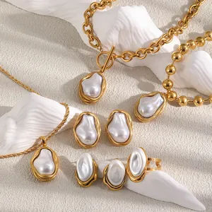 Parure de bijoux vintage en acier inoxydable doré 18 carats avec perles baroques.
