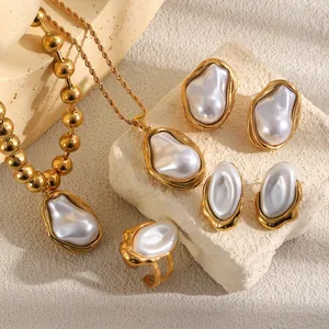 Vue détaillée d'un ensemble de bijoux en perles baroques vintage avec finition dorée.