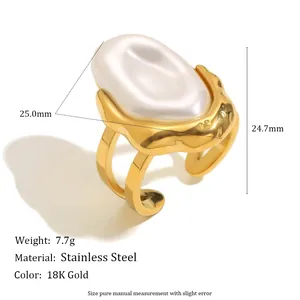 Détail de la bague en acier inoxydable plaqué or 18 carats avec perle baroque et tailles.