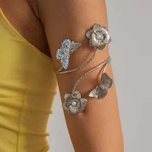 Primo piano del bracciale da braccio in metallo argentato con fiori e farfalle