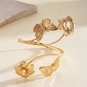 Elegante bracciale da braccio a spirale dorato con motivi a farfalla e fiori di perla