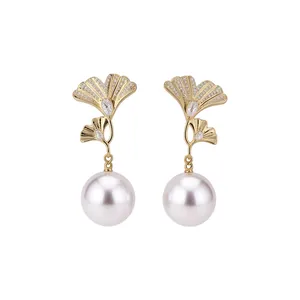 Elegantes pendientes de hoja de ginkgo chapados en oro de 18K con perlas y circonitas.