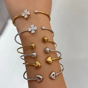 Ensemble de joncs ouverts minimalistes en acier inoxydable avec charms cœur, bille et trèfle