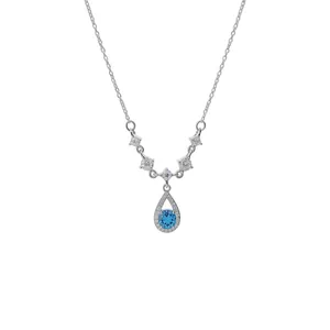 Elegante collana in argento con ciondolo a goccia e uno zircone blu brillante.