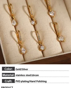 Detail van roestvrijstalen zirkonia oorbellen met hart- en peervormige hangers in doos